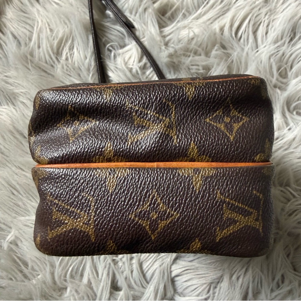 LOUIS VUITTON Monogram Amazone Crossbody Bag - Picture 6 of 16